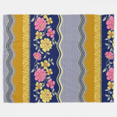 フローラ縁ど青背景ジグザグパターン フリースブランケット (正面(横))