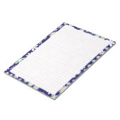 フローラ縁ど – ピンク色のワイド罫線紙8.5"x11" ノートパッド (アングル)