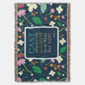 フローラ聖なる書物、 経典1ピーター5:7 スローブランケット (正面縦)