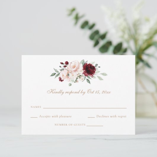 フローラ赤面バーガンディーグリーンリーウェディングRSVPカード 招待状 (スタンド正面)