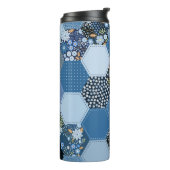 フローラ、デニムパッチワーク：青パターン。 タンブラー (回転左)