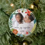 フローラ&パインリース | フルフォト | ホリデー セラミックオーナメント<br><div class="desc">この美しい休日の写真オーナメントは、リースのフレーム(カラフルの手描きの花、離れ、松の枝、果実、およびスプリグで構成される)を備えている。Orabellaのプリントが作成したすべてのアートワーク – 他の場所でこのデザインを見つけることはできない！:)</div>