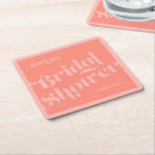 フローリッシュタイポグラフィコーラルサーモンブライダルシャワー スクエアペーパーコースター (アングル)