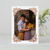 フローリッシュフレームコーナーファンシーヴィンテージ写真 箔招待状 (立ち正面)