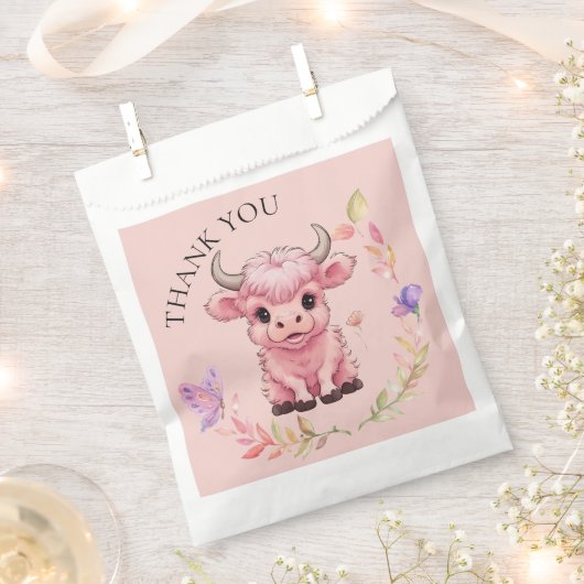 フワフワのピンクの高地スコティッシュカウズ フェイバーバッグ (クリップ留めされた状態)