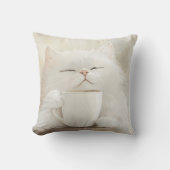 フワフワの白猫コーヒーを飲む – コージーお洒落 クッション (正面)