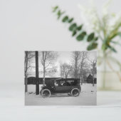 フードで結ばれるクリスマスツリーが付いている車 シーズンポストカード (スタンド正面)