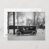 フードで結ばれるクリスマスツリーが付いている車 シーズンポストカード (正面/裏面)