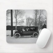 フードで結ばれるクリスマスツリーが付いている車 マウスパッド (マウス)