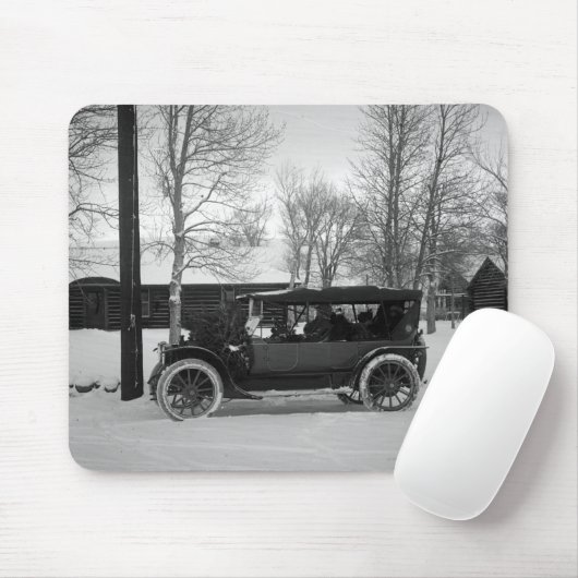 フードで結ばれるクリスマスツリーが付いている車 マウスパッド (マウス)