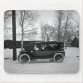 フードで結ばれるクリスマスツリーが付いている車 マウスパッド (正面)