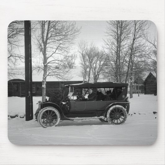 フードで結ばれるクリスマスツリーが付いている車 マウスパッド (正面)