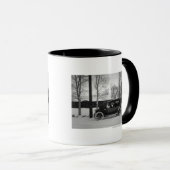 フードで結ばれるクリスマスツリーが付いている車 マグカップ (正面右)