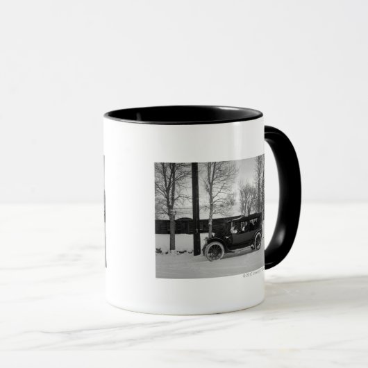 フードで結ばれるクリスマスツリーが付いている車 マグカップ (正面右)