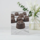 フードフォトグラフィー光沢のあるチョコレートボンボンキャンディ ポストカード (スタンド正面)