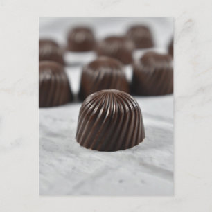 フードフォトグラフィー光沢のあるチョコレートボンボンキャンディ ポストカード