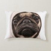 フード付きスウェットシャツのパグ アクセントクッション (裏面)