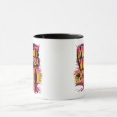 フード付きスウェットシャツの人が日没にビーチに立つ マグカップ (中央)