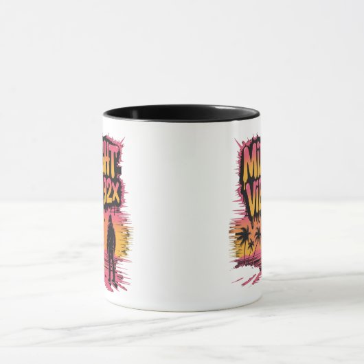 フード付きスウェットシャツの人が日没にビーチに立つ マグカップ (中央)