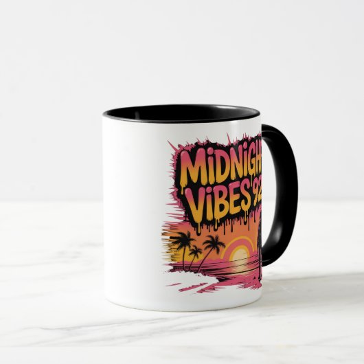 フード付きスウェットシャツの人が日没にビーチに立つ マグカップ (正面右)