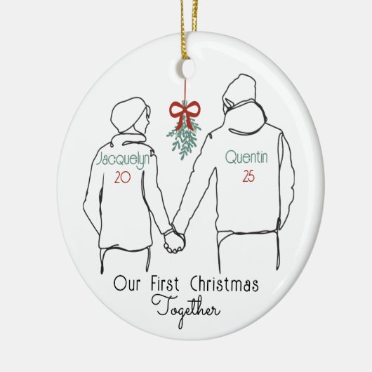 フード付きスウェットシャツカップル初めてのクリスマスの統合 セラミックオーナメント (左)