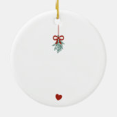 フード付きスウェットシャツカップル初めてのクリスマス 結婚した セラミックオーナメント (裏面)