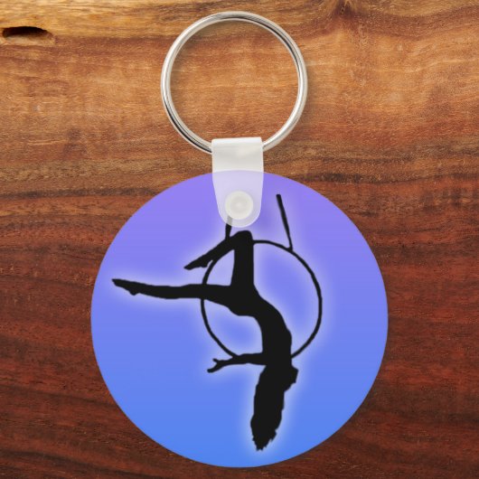フープライラアリアリストダンサーがフープにポーズをとる キーホルダー (正面)