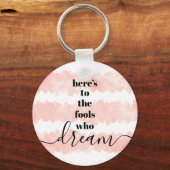 フールズウィズドリーム引用文赤面ピンクウォーターモダンカラー キーホルダー (正面)