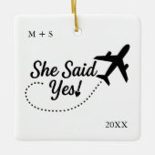 フ Travel Engagement Photo 彼女はイエスと言った！と飛行機 セラミックオーナメント (正面)