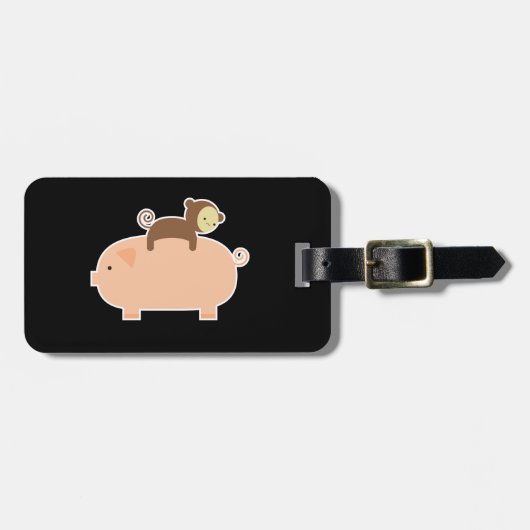 ブタで後方に乗っているベビー猿 ラゲッジタグ (正面横)