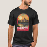ブダペストハンガリートラベルアートヴィンテージ Tシャツ<br><div class="desc">ブダペストのレトロベクトル旅行デザインエンブレムスタイル。ハンガリーの首都ブダペストはダヌベ川に二分されている。その19世紀のチェーンブリッジは、丘のブダ地区と平らな害虫を接続している。</div>