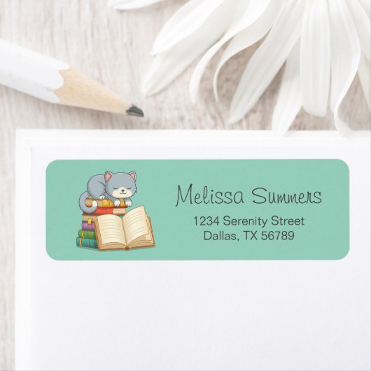 ブックスタックの緑に乗ったかわいい猫 ラベル (インサイチュ)