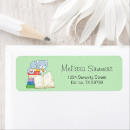 ブックスタックの緑に乗ったかわいい猫 ラベル