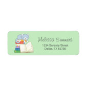 ブックスタックの緑に乗ったかわいい猫 ラベル (正面)