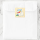 ブックスタックの黄色に乗ったかわいい猫 スクエアシール (バッグ)