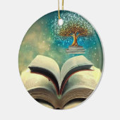 ブックスタックツリーと開いたブック セラミックオーナメント (左)