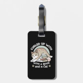 ブックラバーキャットイラストレーション – カール&コージー ラゲッジタグ (裏面縦)