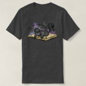 ブック蜘蛛の巣に登場する魔法の黒猫 Tシャツ (デザイン正面)