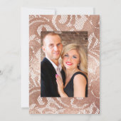 ブッシュピンクとローズゴールドの花とレースのウェディング セーブザデート (裏面)