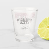 ブッシュピンクのグリッターが花嫁から零れ落ちる 彼女はイエスと言った名前 ショットグラス (裏面)