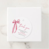 ブッシュピンクのボウ 彼女は結婚する ブライダルシャワー フェイバータグ (インサイチュ)