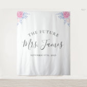 ブッシュピンクのローズフラワーダスティーブルーウェディングバックドロップ タペストリー (正面)