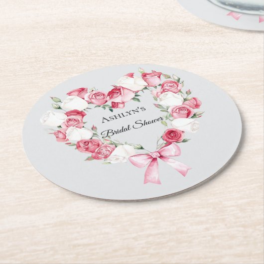 ブッシュピンクのローズ フローラルハート ブライダルシャワー ラウンドペーパーコースター (アングル)