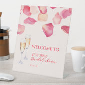 ブッシュピンクの花びらとプロセッコ ブライダルシャワーの歓迎 台座サイン (インサイチュ)