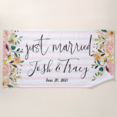 ブッシュ ローズ パーソナライズド ジャスト マリード フラワーズ ビーチタオル (正面)