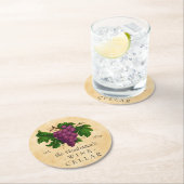 ブドウのヴィンテージのパーソナライズな名前のワイン貯蔵室 ラウンドペーパーコースター (インサイチュ)