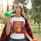 ブドウの房でブドウを取る Tシャツ