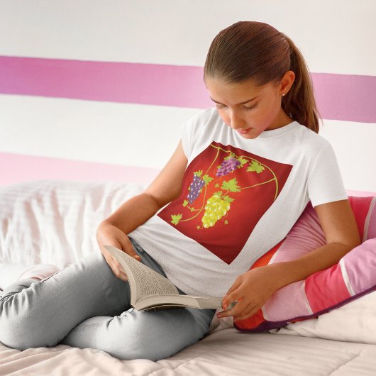 ブドウの房でブドウを取る Tシャツ