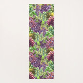 ブドウの束は、現実的な赤い緑の果実を収集する ヨガマット (裏面)