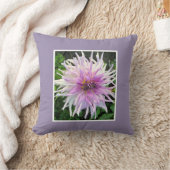 ブドウの背景にラベンダーピンクと白のダリア クッション (ブランケット)